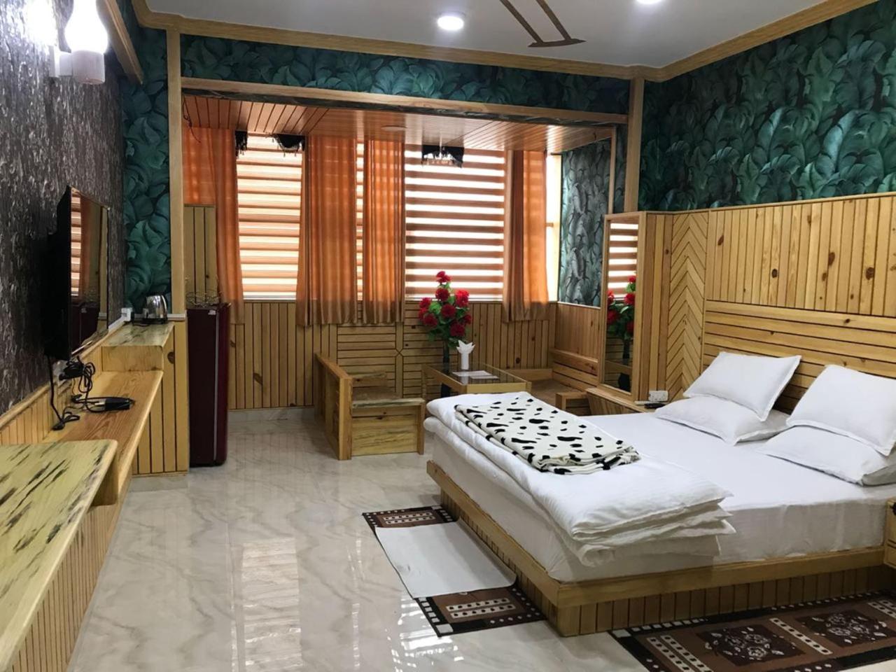Oyo 37525 Hotel Mall Palace Pithorāgarh Esterno foto