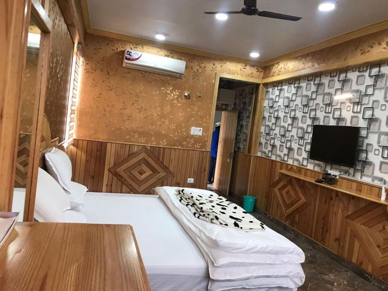 Oyo 37525 Hotel Mall Palace Pithorāgarh Esterno foto