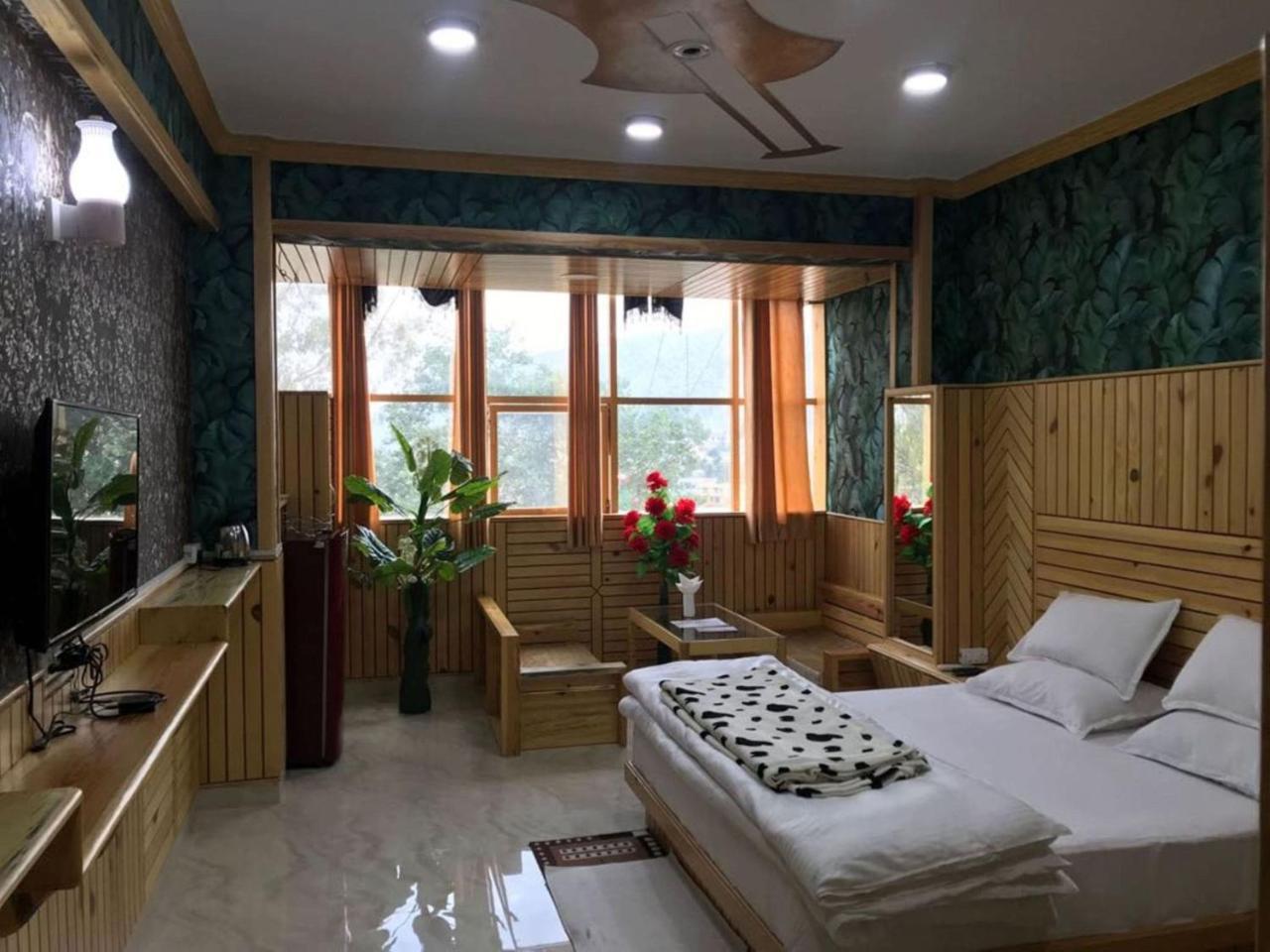 Oyo 37525 Hotel Mall Palace Pithorāgarh Esterno foto