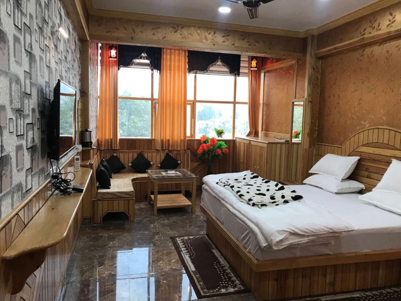 Oyo 37525 Hotel Mall Palace Pithorāgarh Esterno foto